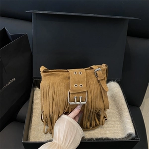 Borsa a tracolla in camoscio marrone con frange e occhielli metallici in confezione regalo