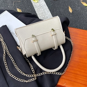 Sac bandoulière beige minimaliste en cuir texturé avec boucle métallique dorée