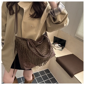 Dettaglio borsa tote in maglia boho con lunghe frange e fondo con stampa leopardata