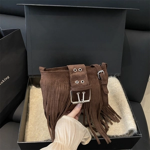 Borsa a tracolla vintage in camoscio marrone con frange e doppia fibbia in confezione regalo