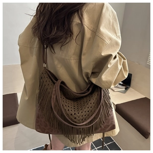 Dettaglio della borsa tote boho con frange, trama in maglia e stampa leopardata
