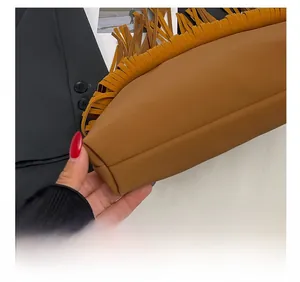 Gros plan sur les coutures de précision et les franges de ce sac à bandoulière marron