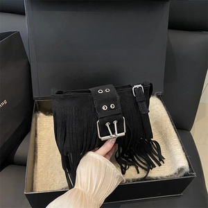 Borsa a tracolla retrò in pelle scamosciata nera con frange e fibbia in argento