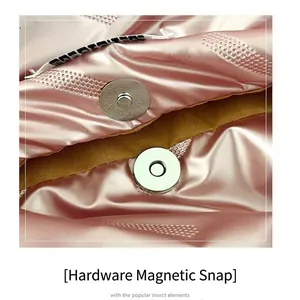 Détail d'un sac cabas rose matelassé montrant le fermoir magnétique en métal argenté robuste