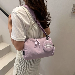 Détail du sac selle en nylon violet avec un petit porte-monnaie rond attaché