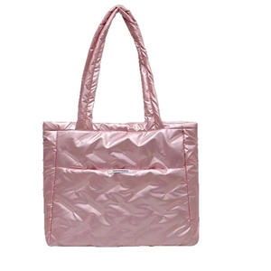 Sac fourre-tout matelassé rose avec finition métallique brillante et broderies mode
