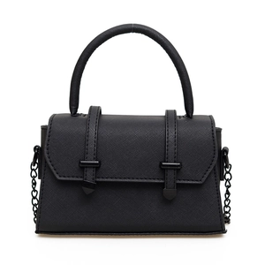 Sac bandoulière trapèze noir minimaliste en cuir Saffiano avec fine bandoulière chaîne