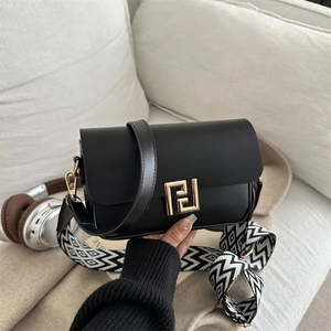 Borsa a tracolla minimalista in pelle nera con fibbia dorata e tracolla a fantasia