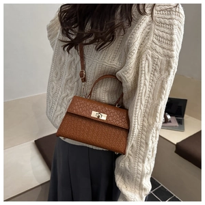 Petit sac carré marron à texture crocodile porté en bandoulière pour un style élégant