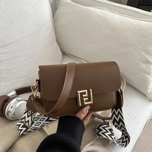 Borsa a tracolla in pelle marrone con fibbia dorata e doppia tracolla inclusa