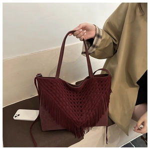 Dettaglio borsa shopper bordeaux con frange a V e doppie tracolle lunghe da donna