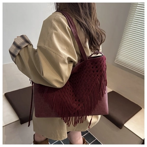 Dettaglio della borsa tote bordeaux con nappe in maglia vintage e pelle testurizzata opaca