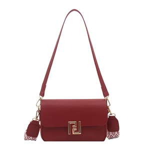 Borsa a tracolla quadrata in pelle opaca rossa con fibbia oro e doppi spallacci