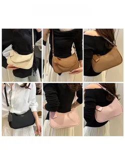 Détail du sac hobo à texture tissée avec chaîne dorée et double bandoulière
