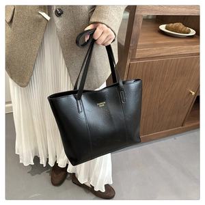 Détail du grand sac cabas en cuir noir avec lettrage doré Fashion Bags élégant