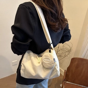 Sac fourre-tout décontracté en nylon crème avec porte-monnaie amovible et bandoulière large