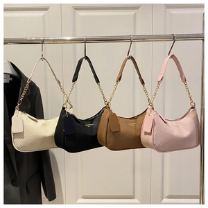Collection de sacs hobo avec motif à chevrons et détails de chaînes dorées