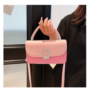 Détail du sac à main rose en patchwork avec boucle argentée et texture de tissu élégante