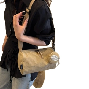 Sac fourre-tout cylindrique en nylon kaki avec large bandoulière et mini pochette
