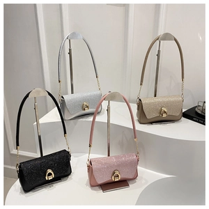 Detailansicht der Pailletten-Umhängetaschen in Schwarz, Silber, Rosa und Gold mit Hufeisenschloss