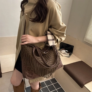 Borsa tote bohémien in maglia con frange e stampa leopardata in un ambiente moderno