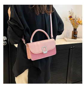 Détail du sac à main bicolore rose avec texture en tissu et boucle en métal argenté