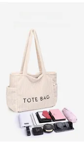 Cord-Tote-Bag mit viel Platz für iPad, Regenschirm und Make-up im Detail gezeigt
