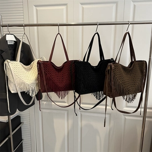 Set di borse tote boho con nappe in quattro colori con trama a uncinetto e pelle scamosciata
