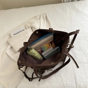 Borsa tote marrone con frange e trama intrecciata, interno spazioso per vari oggetti