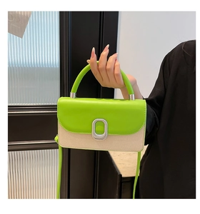 Détail du mini sac bicolore avec texture tissée beige et rabat en cuir vert