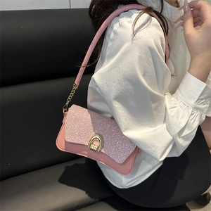 Rosa Glitzer Umhängetasche mit goldenen Details als modische Schultertasche für Damen