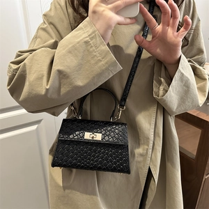 Petit sac carré noir à relief crocodile avec fermoir doré et bandoulière réglable