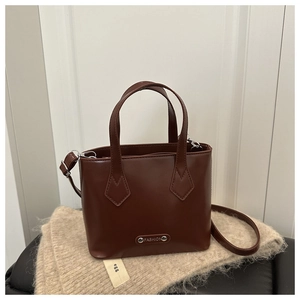 Borsa tote marrone scuro minimalista in ecopelle opaca per uno stile quotidiano