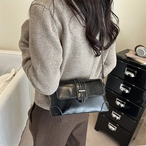 Elegante borsa baguette in ecopelle nera con chiusura a patta e tracolla regolabile