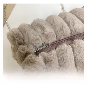 Détail de la texture en peluche avec surpiqûres élégantes et fermeture éclair argentée