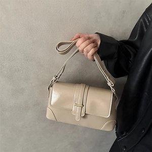 Borsa a spalla crema minimalista con finitura lucida e fibbia metallica decorativa