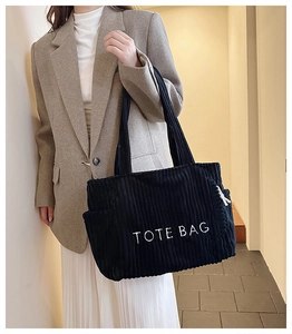 Detailansicht der schwarzen Cord-Einkaufstasche mit weißer TOTE BAG Bestickung