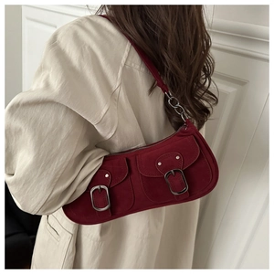 Détail du sac bandoulière en daim bordeaux avec doubles poches et boucles en métal argenté