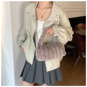 Gros plan d'un sac à main en fausse fourrure pelucheuse avec chaîne en argent