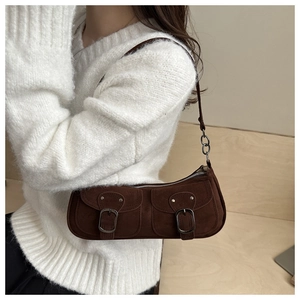 Détails du sac à bandoulière en daim marron foncé avec boucles argentées et style vintage