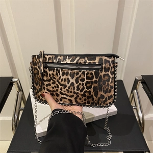 Chique crossbodytas met luipaardprint, metalen kralenrand en zilveren ketting