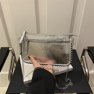 Zilveren metallic crossbody tas met studs en kettingriem van bovenaf gezien