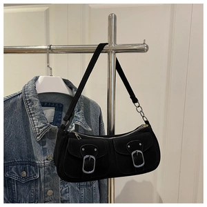 Détail du sac Y2K noir avec boucles argentées et texture de poche cargo de style