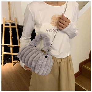 Détail du sac à bandoulière gris en peluche avec texture fausse fourrure et chaîne argent