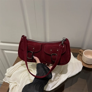 Sac sous le bras rétro bordeaux en similicuir suédé avec deux poches à boucles métal