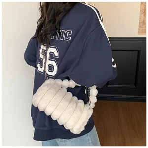 Détail du sac à bandoulière en fausse fourrure blanche avec chaîne argentée chic