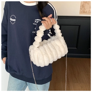 Détail du sac barillet blanc en peluche avec fausse fourrure douce et chaîne élégante