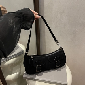 Sac baguette noir rétro avec boucles métalliques et poches cargo fonctionnelles design