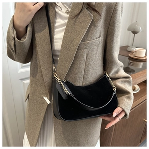 Détail du sac à bandoulière noir en forme de lune avec daim mat et texture en cuir lisse