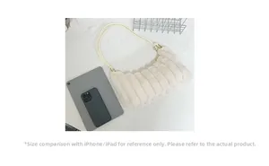 Sac fourre-tout en peluche blanc crème avec comparaison de taille smartphone
